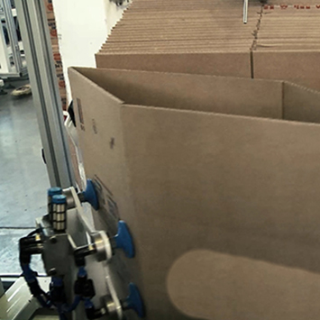 Desplegado de caja de cartón (case erector module).